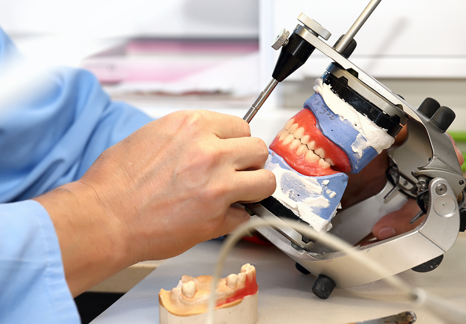 La chirurgie implantaire sans lambeaux : Avantages et limites.